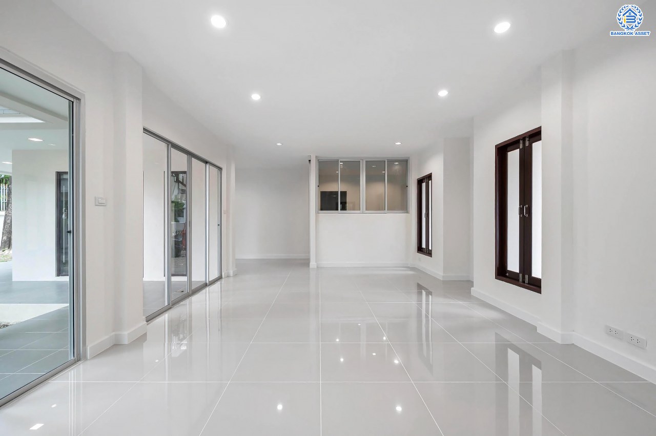 บ้านมือสองตกแต่งใหม่ โครงการ โนเบิล วานา วัชรพล ดีไซน์สุดโดดเด่น เนื้อที่ 101 ตร.ว. ฟังก์ชันจัดเต็ม 3 ห้องนอน 4 ห้องน้ำ 1 ห้องแม่บ้าน จอดรถได้ 2 คัน บนทำเลเดินทางสะดวก ใกล้เซ็นทรัลรามอินทรา, จุดขึ้นทางด่วน "สุขาภิบาล5-1" และรถไฟฟ้าสายสีชมพู "สถานีวัชรพล"